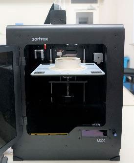 3Dプリンタで高周波共振器を作製している様子