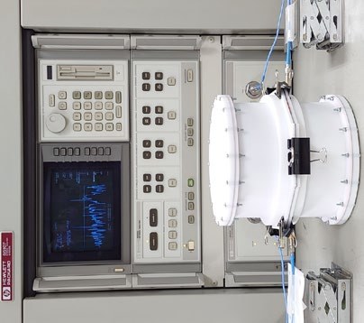 ネットワークアナライザで共振器を評価している様子